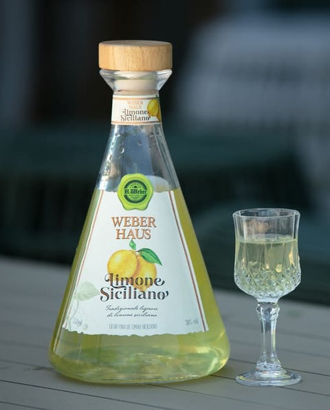 Licor Fino Weber Haus de Limão Siciliano servido gelado em uma taça, ideal para coquetéis.