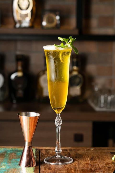 Taça de drink preparado com o Licor Fino Weber Haus de Damasco.