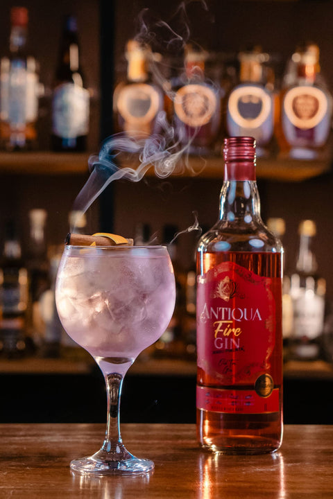 Garrafa de Gin Antiqua Fire com Jambu e Pimenta Weber Haus 1000ml com drink GT Fire.