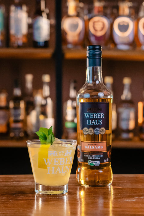 Cachaça Weber Haus Bálsamo servida em drink.