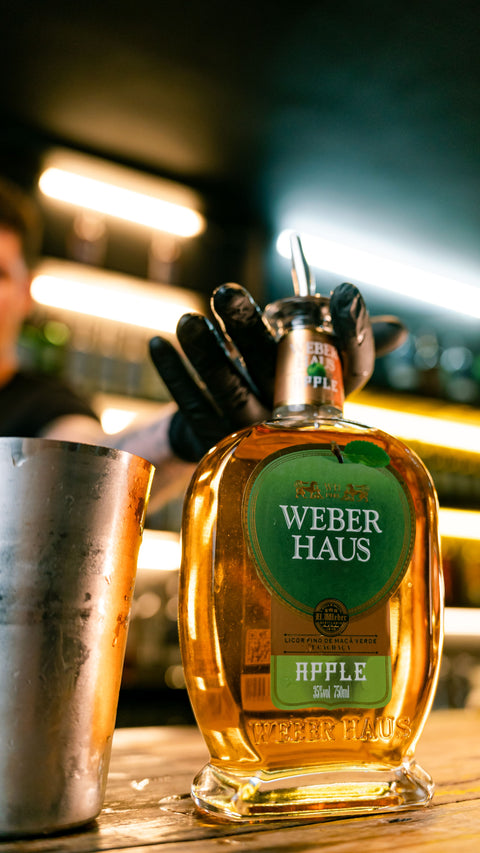 Licor Fino Weber Haus de Maçã Verde servido com gelo, ideal para coquetéis refrescantes e sobremesas sofisticadas.