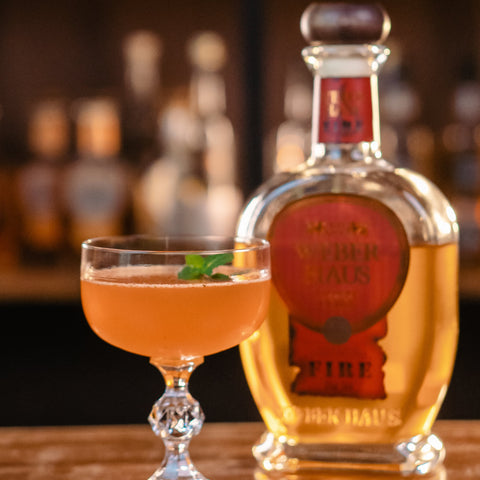 Licor Fino Fire de Cachaça com Canela, ideal para degustar em coquetéis.