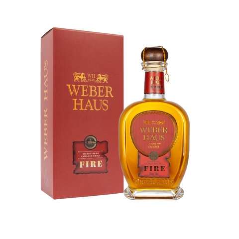 Garrafa de Licor Fino Fire de Cachaça com Canela Weber Haus, com sabor picante e aquecedor com embalagem sofisticada