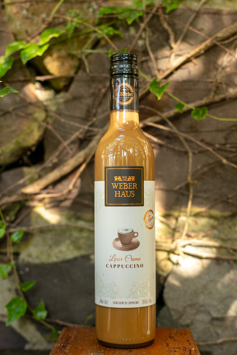 Garrafa de Licor Weber Haus de Cappuccino 500ml em ambiente externo.
