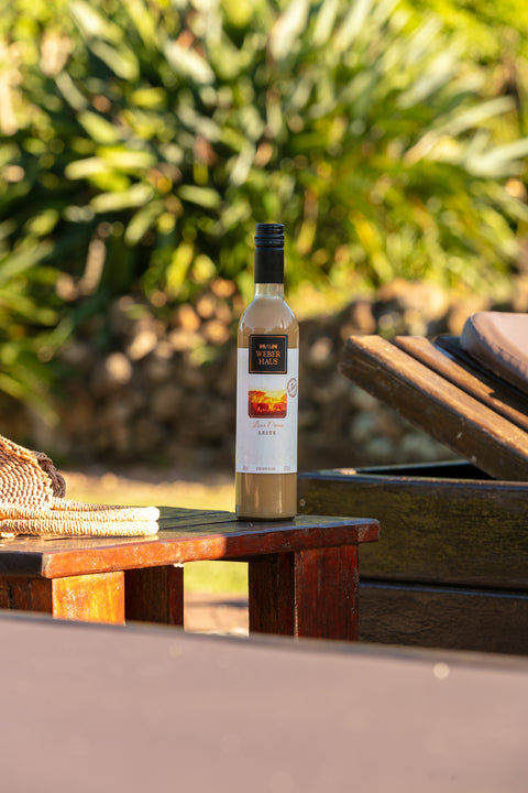 Garrafa de Licor Creme Weber Haus de Creme de Leite 500ml e ambiente externo.