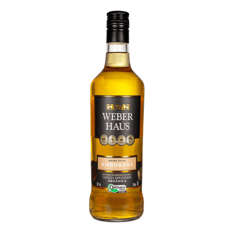 Garrafa de Cachaça Amburana Weber Haus 700ml, cachaça orgânica premiada com notas de caramelo e baunilha.