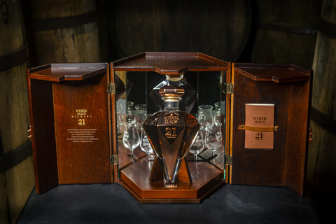 Garrafa número 01 da Cachaça Extra Premium Diamant 21 Anos Weber Haus 750ml, edição limitada, em sua embalagem.