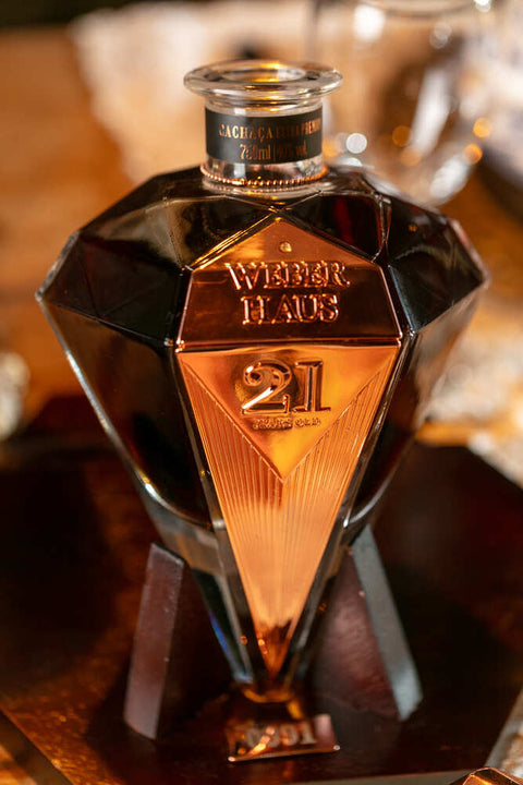 Garrafa de Cachaça Extra Premium Diamant 21 Anos Weber Haus.