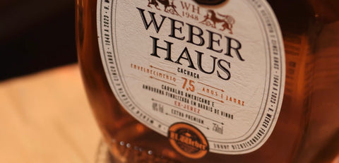 Detalhe da Cachaça Extra Premium Weber Haus 7,5 Anos.