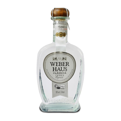 Garrafa de Cachaça Prata Clássica Weber Haus 750ml em fundo branco.
