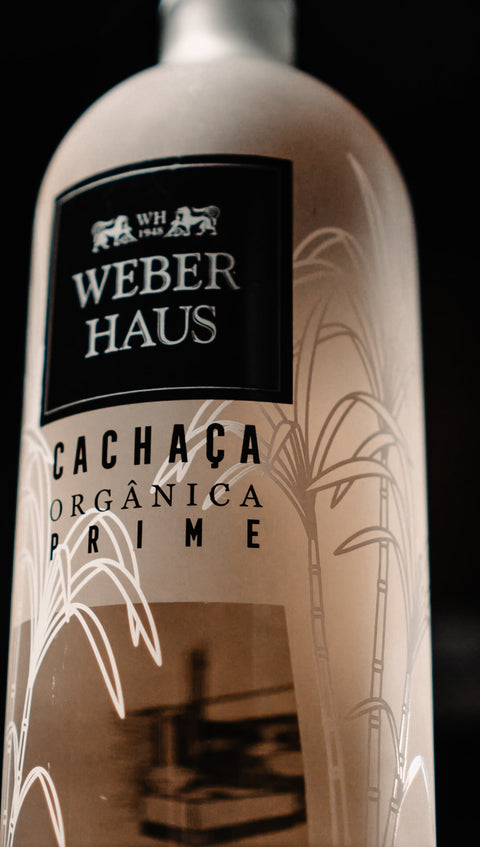 Detalhes da garrafa de Cachaça Prata Prime Weber Haus.