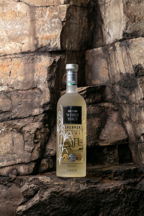 Garrafa de Cachaça Prata Prime Weber Haus 1000ml em fundo de pedras.