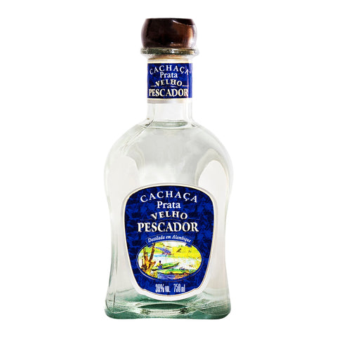 Garrafa de Cachaça Velho Pescador Prata 750ml, armazenada em tanques de aço inoxidável para preservar a pureza da cana-de-açúcar.