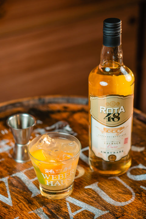 Cachaça Rota 48 Ouro servida em drink Caipirinha.