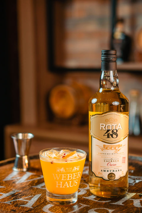 Cachaça Rota 48 Ouro servida em drink Caipirinha de Bergamota.