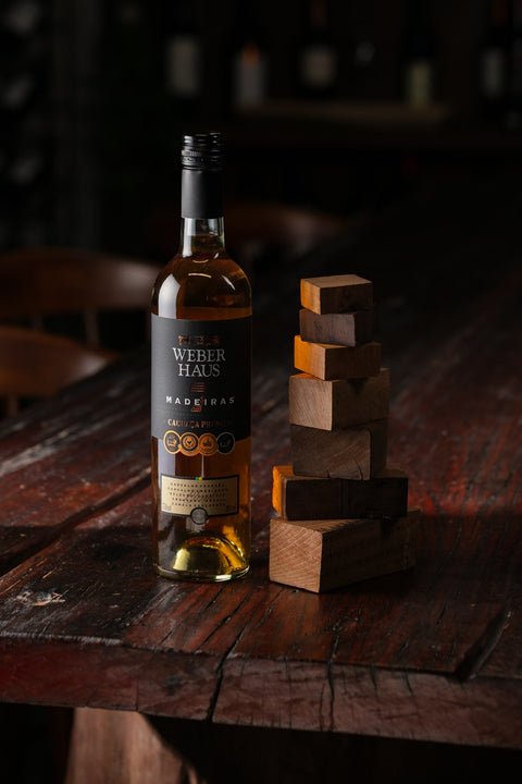 Garrafa de Cachaça 7 Madeiras Premium Weber Haus 750ml, envelhecida em sete tipos de madeira.