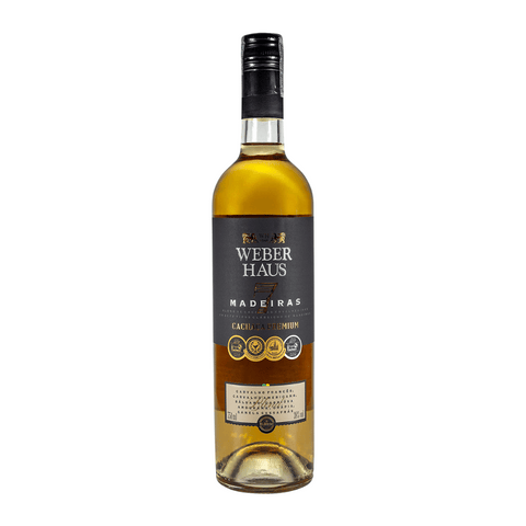 Garrafa de Cachaça 7 Madeiras Premium Weber Haus 750ml, envelhecida em sete tipos de madeira para um sabor complexo e envolvente.