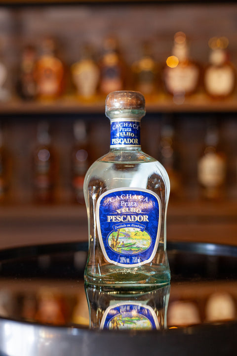 Garrafa de Cachaça Velho Pescador Prata 750ml.