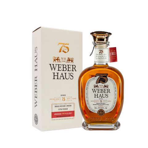 Cachaça Extra Premium Weber Haus 7,5 Anos com embalagem.