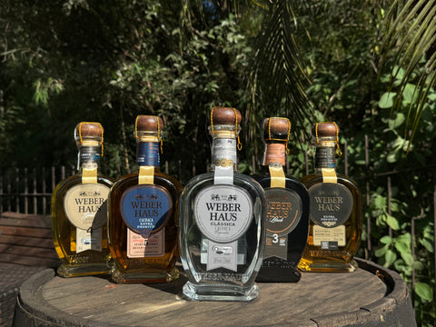 barril com o combo de cinco garrafas de cachaças da linha especial.