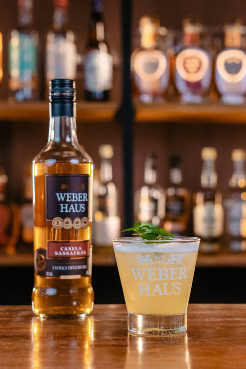 Cachaça Canela Sassafrás Weber Haus acompanhada de um drink.