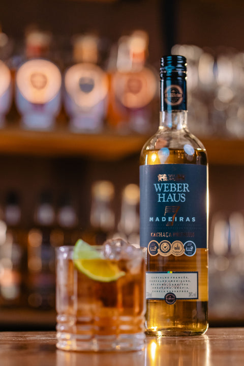 Cachaça 7 Madeiras Premium Weber Haus servida em um drink.