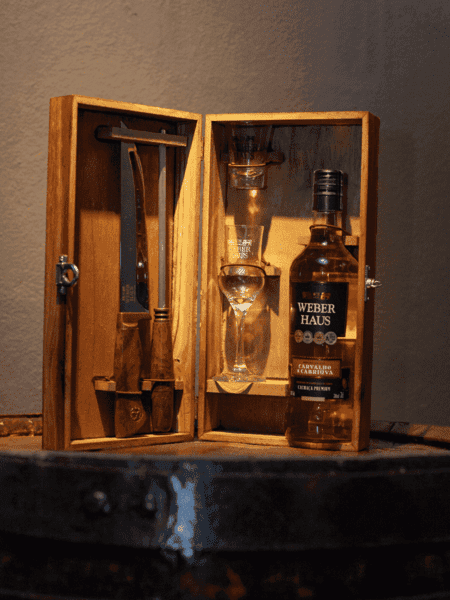 Estojo Churrasco com Cachaça Weber Haus Carvalho e Cabriúva para presentar alguém especial.