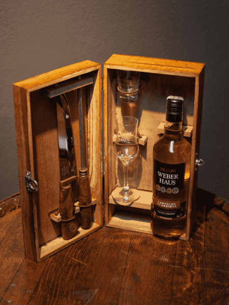 Estojo Churrasco com Cachaça Weber Haus Carvalho e Cabriúva, contém chaira, faca dois copos de degustação e Cachaça 700ml.