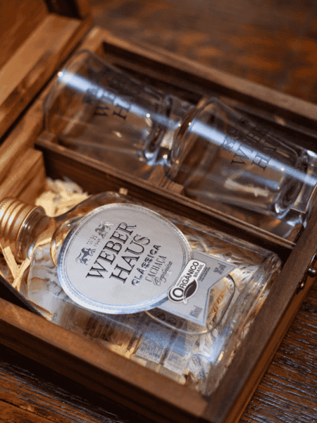 Estojo Premium Weber Haus com Cachaça Linha Especial 160ml e dois copos martelinhos.
