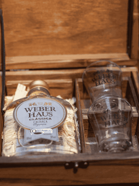 Estojo Premium Weber Haus com Cachaça Linha Especial 160ml e dois copos martelinhos ideal para presentear.
