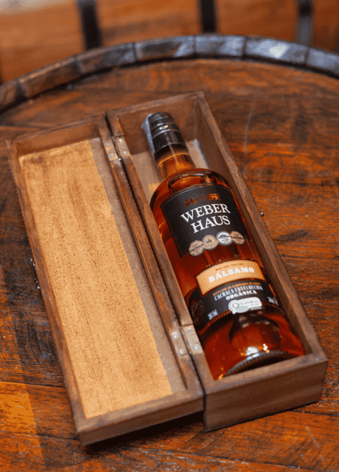 Estojo com Cachaça Weber Haus Bálsamo 700ml.