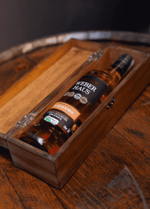 Estojo com Cachaça Weber Haus Bálsamo 700ml.
