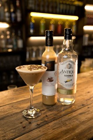Licor Fino Weber Haus de Cappuccino servido com um expresso martini em taça.