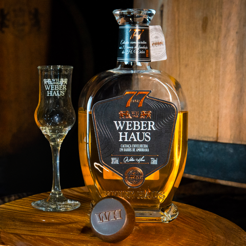 Cachaça Amburana Comemorativa 77 anos 750ml com Taça Alambique