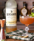 Bebida Mista Benzadeus Original servida em um drink.