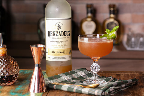 Bebida Mista Benzadeus Original servida em um drink.