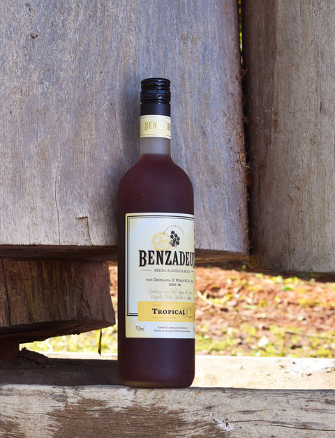 Combinando cachaça, água de coco fresca, mel puro, própolis, pólen apícola e açaí, a Benzadeus Tropical é ideal para quem busca um momento de prazer e bem-estar, com um sabor suave e naturalmente adocicado.