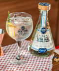 Garrafa de Dry Gin WH48 servido com drink Gin Tônica.