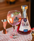 Gin WH48 Pink servido com um drink.