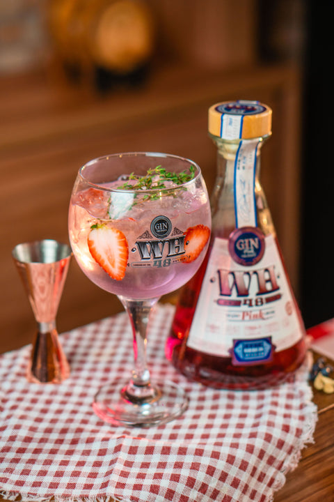 Gin WH48 Pink servido com um drink.