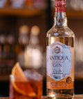 Garrafa de Gin Antiqua Tropical 1000ml servido em um drink.