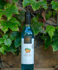 Garrafa de Licor Fino Weber Haus Curaçau Blue 500ml em ambiente externo.