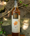 Garrafa de Licor Fino Weber Haus de Cachaça e Mel 500ml em ambiente externo.