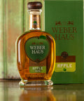 Garrafa de Licor Fino Weber Haus Apple de Cachaça com Maçã Verde  com embalagem sofisticada.