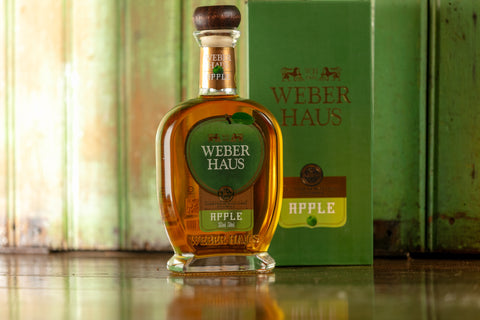 Garrafa de Licor Fino Weber Haus Apple de Cachaça com Maçã Verde  com embalagem sofisticada.
