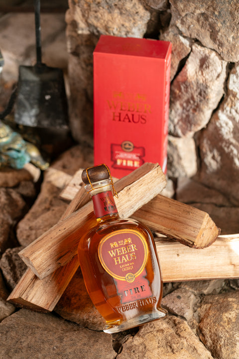 Garrafa de Licor Fino Fire de Cachaça com Canela Weber Haus, com sabor picante e aquecedor com embalagem sofisticada