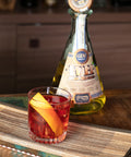 Gin WH48 Amburana servido com drink Negroni.