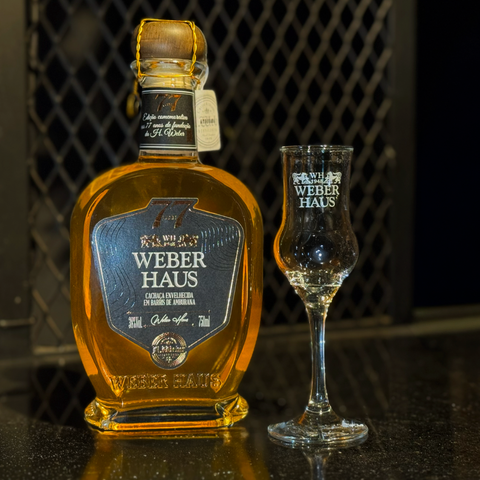 Cachaça Amburana Comemorativa 77 anos 750ml com Taça Alambique