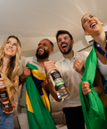 Grupo de pessoas comemorando jogos com duas garrafas na mão