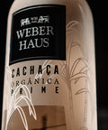 Detalhes da garrafa de Cachaça Prata Prime Weber Haus.
